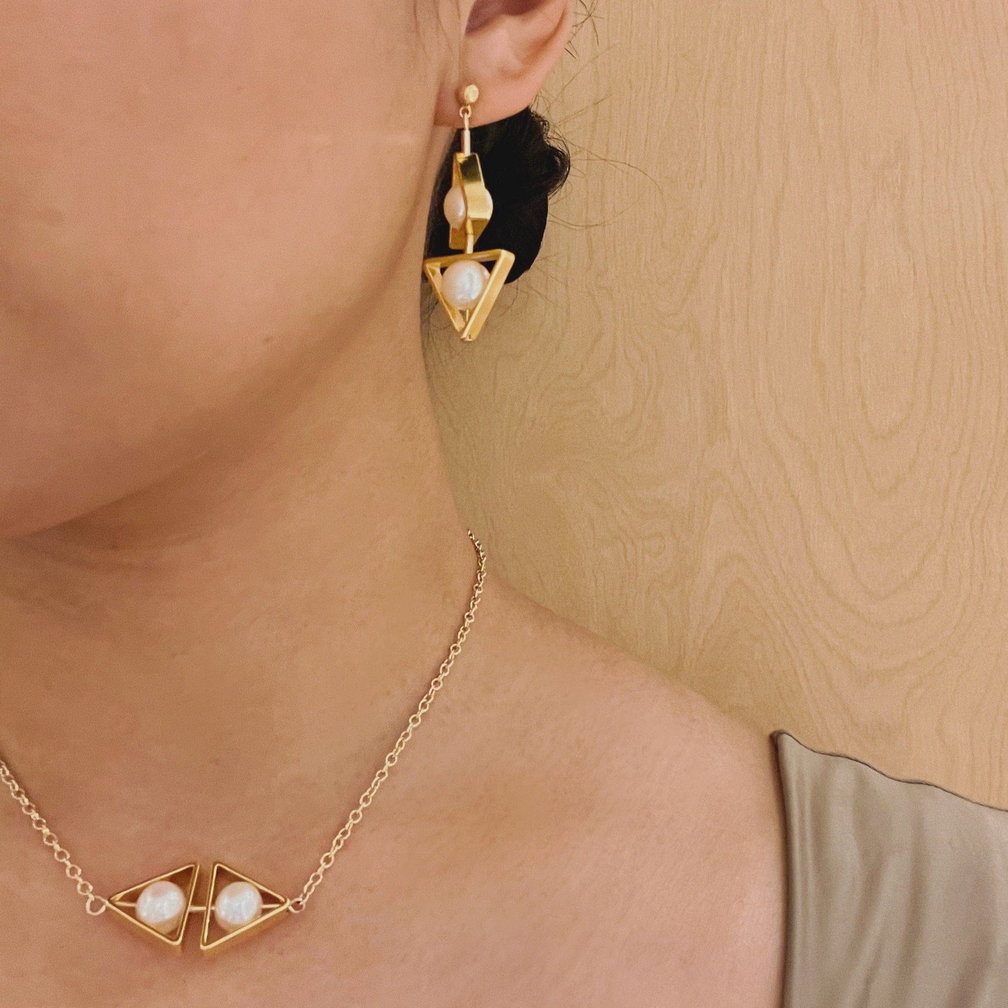 Double Triangle Pearl Necklace - Horizontal – Aracheli Studio